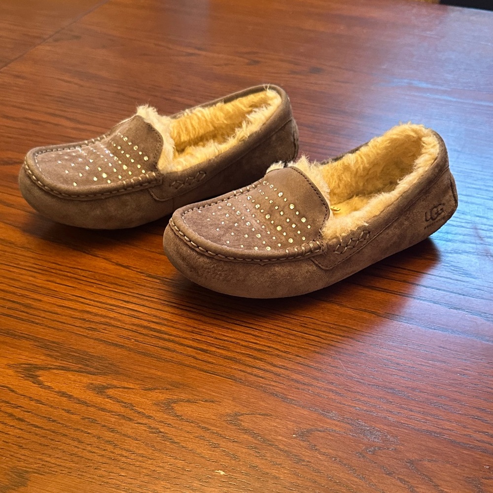 UGG Ansley Gray Suede Moccasin, Faux Fur Lined, Jeweled Women’s Slipper.  Size 6